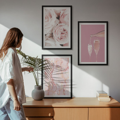 Composição de quadros moderna fundo de mármore com rosas champanhe