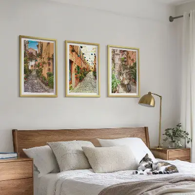 Conjunto de 3 quadros com moldura com tema de ruas e flores em atmosfera italiana