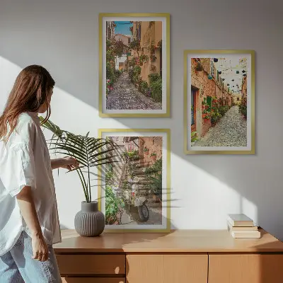 Conjunto de 3 quadros com moldura com tema de ruas e flores em atmosfera italiana