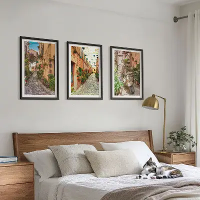 Conjunto de 3 quadros com moldura com tema de ruas e flores em atmosfera italiana