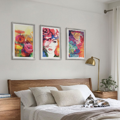 Composição de quadros moderna Retrato intenso de uma mulher com flores.