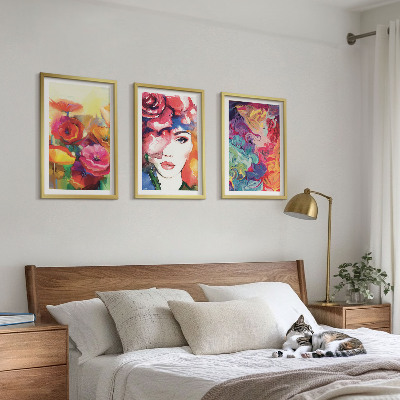 Composição de quadros moderna Retrato intenso de uma mulher com flores.