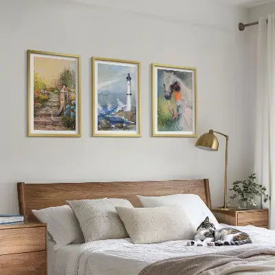 Conjunto de quadros decorativos modernos com estampa de farol, paisagem e cavalo