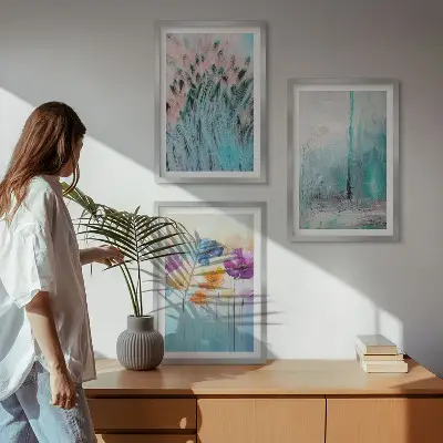 Conjunto de 3 quadros com moldura com padrões de fundo e flores em tons pastel