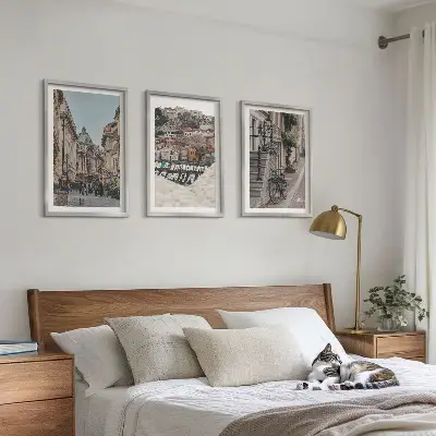 Conjunto de 3 quadros com moldura com a arte das charmosas ruas do porto da cidade