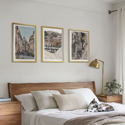 Conjunto de 3 quadros com moldura As charmosas ruas do porto da cidade.