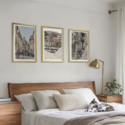 Conjunto de 3 quadros com moldura com a arte das charmosas ruas do porto da cidade