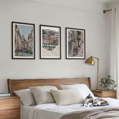 Conjunto de 3 quadros com moldura As charmosas ruas do porto da cidade.