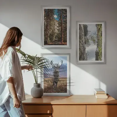 Conjunto de 3 quadros com moldura paisagem de estrada em floresta com montanhas e veado