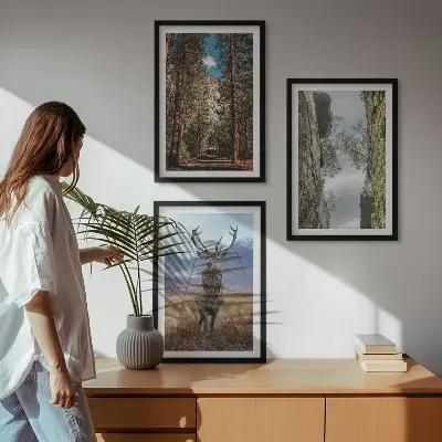 Conjunto de 3 quadros com moldura paisagem de estrada em floresta com montanhas e veado