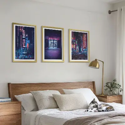 Conjunto de quadros para sala de estar estampa de entrada de néon da cidade noturna