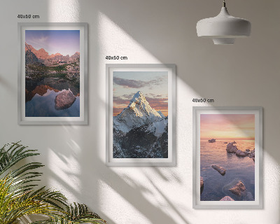 Composição de quadros moderna Paisagens montanhosas ao fundo.