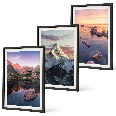 Composição de quadros moderna Paisagens montanhosas ao fundo.