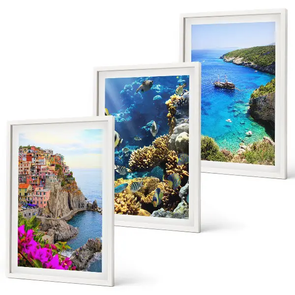 Conjunto de 3 quadros com moldura vistas para o mar com casas coloridas