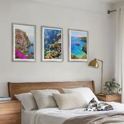 Conjunto de 3 quadros com moldura vistas para o mar com casas coloridas