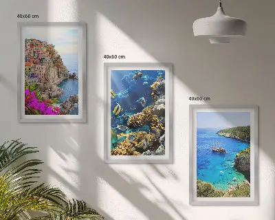 Conjunto de 3 quadros com moldura vistas para o mar com casas coloridas