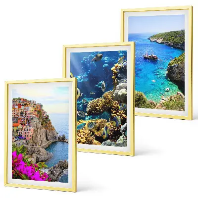 Conjunto de 3 quadros com moldura vistas para o mar com casas coloridas
