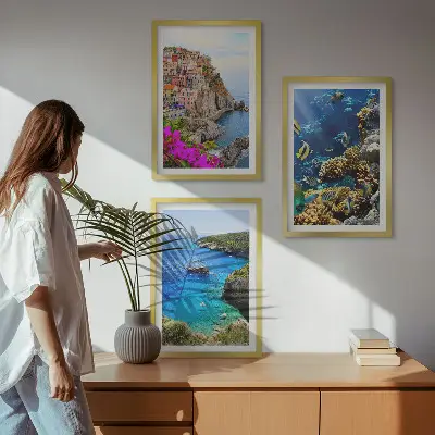 Conjunto de 3 quadros com moldura vistas para o mar com casas coloridas