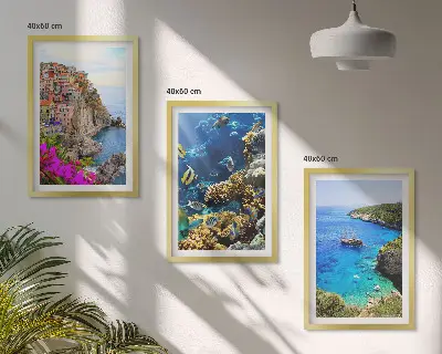 Conjunto de 3 quadros com moldura vistas para o mar com casas coloridas