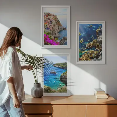 Conjunto de 3 quadros com moldura vistas para o mar com casas coloridas