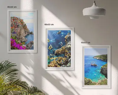 Conjunto de 3 quadros com moldura vistas para o mar com casas coloridas