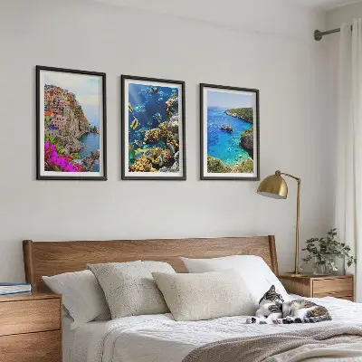 Conjunto de 3 quadros com moldura vistas para o mar com casas coloridas