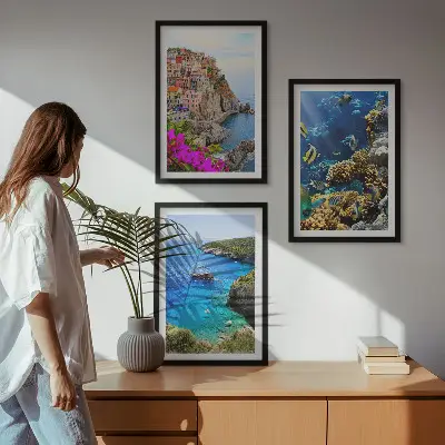 Conjunto de 3 quadros com moldura vistas para o mar com casas coloridas