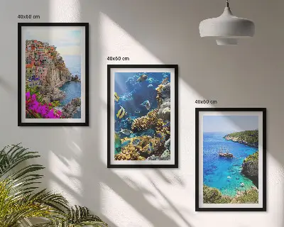 Conjunto de 3 quadros com moldura vistas para o mar com casas coloridas