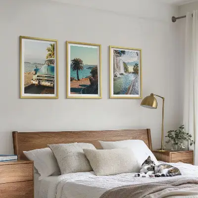 Composição de quadros moderna com estética de cachoeira e palmeiras em férias