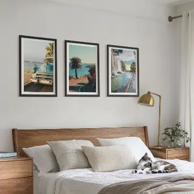 Composição de quadros moderna com estética de cachoeira e palmeiras em férias