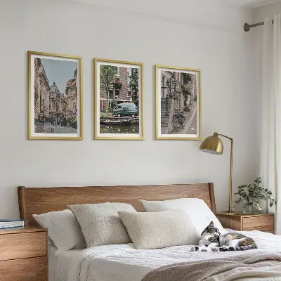 Conjunto de quadros para sala de estar com vistas da cidade e edifícios