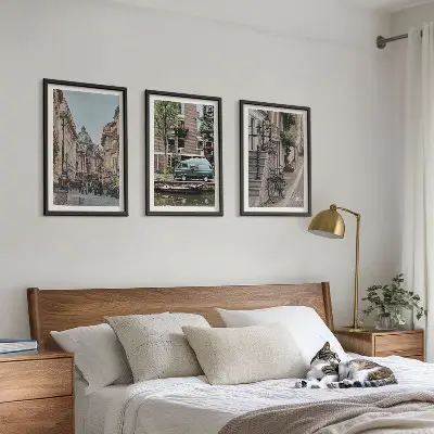 Conjunto de quadros para sala de estar com vistas da cidade e edifícios