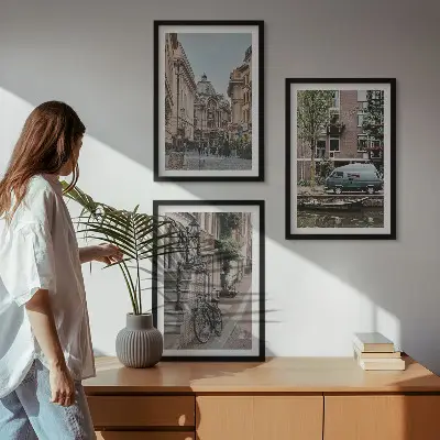 Conjunto de quadros para sala de estar com vistas da cidade e edifícios