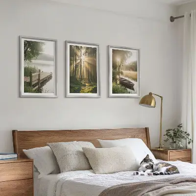 Conjunto de 3 quadros com moldura paisagem de lago, floresta e barco sob neblina matinal