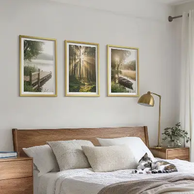 Conjunto de 3 quadros com moldura paisagem de lago, floresta e barco sob neblina matinal