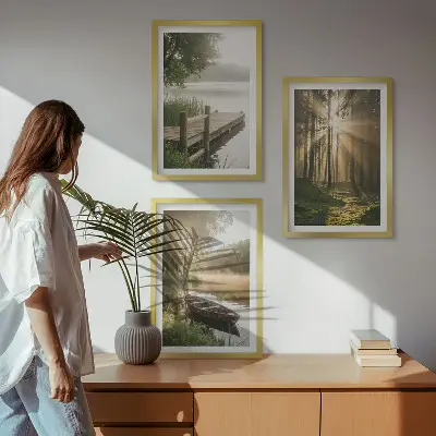 Conjunto de 3 quadros com moldura paisagem de lago, floresta e barco sob neblina matinal