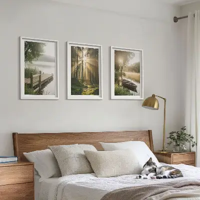 Conjunto de 3 quadros com moldura paisagem de lago, floresta e barco sob neblina matinal