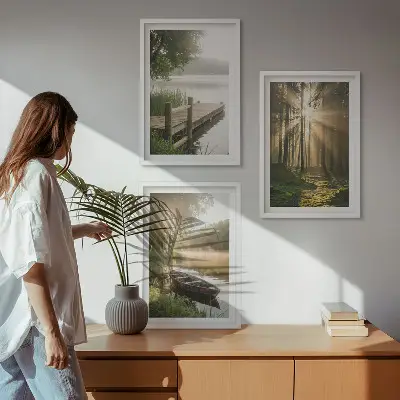 Conjunto de 3 quadros com moldura paisagem de lago, floresta e barco sob neblina matinal