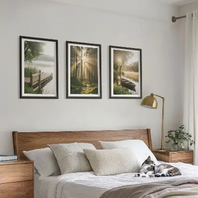 Conjunto de 3 quadros com moldura paisagem de lago, floresta e barco sob neblina matinal