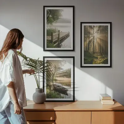 Conjunto de 3 quadros com moldura paisagem de lago, floresta e barco sob neblina matinal