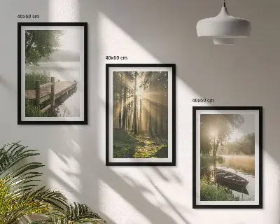 Conjunto de 3 quadros com moldura paisagem de lago, floresta e barco sob neblina matinal
