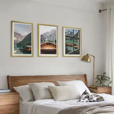 Composição de quadros moderna paisagem de casas de campo em lago de montanha