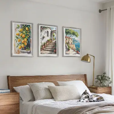 Composição de quadros moderna com limões, flores e vista para o mar