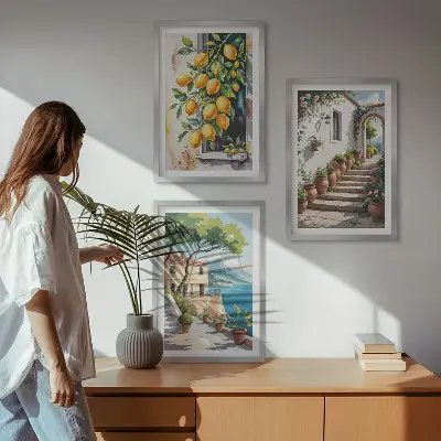 Composição de quadros moderna com limões, flores e vista para o mar
