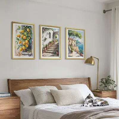Composição de quadros moderna com limões, flores e vista para o mar