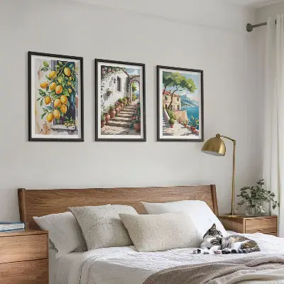 Composição de quadros moderna com limões, flores e vista para o mar