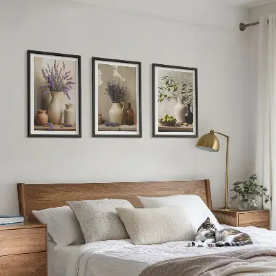Conjunto de 3 quadros com moldura com estampas de flores em vasos e azeitonas para decoração