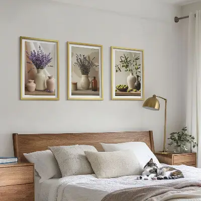 Conjunto de quadros decorativos modernos com vasos de flores de lavanda e azeitonas