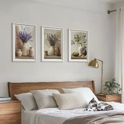 Conjunto de quadros decorativos modernos com vasos de flores de lavanda e azeitonas