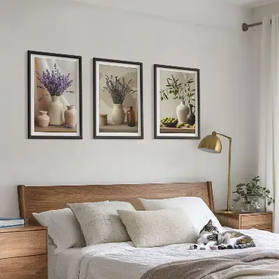 Conjunto de quadros decorativos modernos com vasos de flores de lavanda e azeitonas